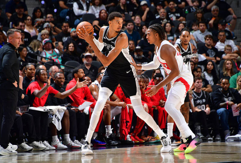 Spurs tame Raptors, stay perfect  image