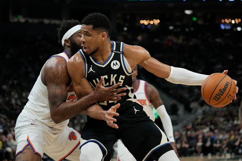 Giannis powers Bucks past Knicks image