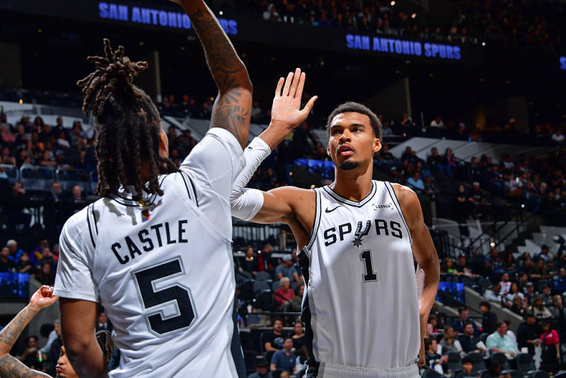 Spurs stay perfect with win over Heat image