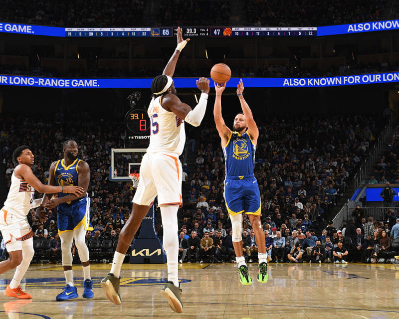 Warriors edge Suns to snap skid, remain unbeaten at home image