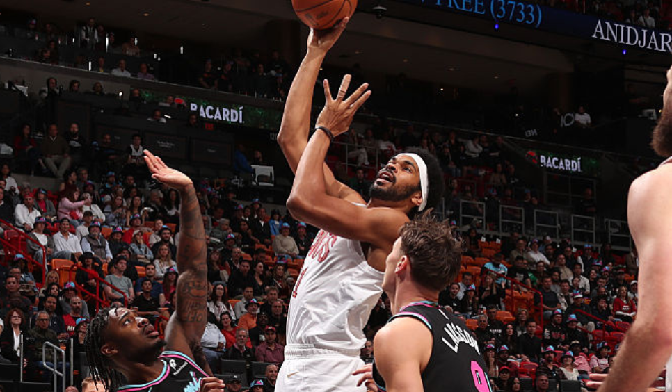 Cavaliers pull away late to beat Heat image