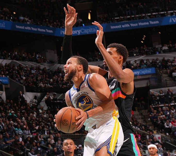 Curry’s 46 blaze Warriors past Spurs image