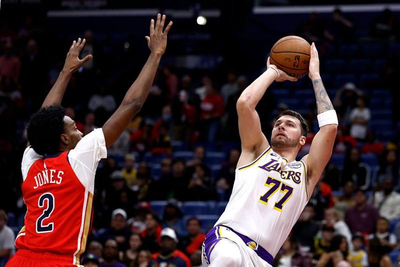 Doncic, Ayton, Reaves lead Lakers 2-0 in NBA Cup image