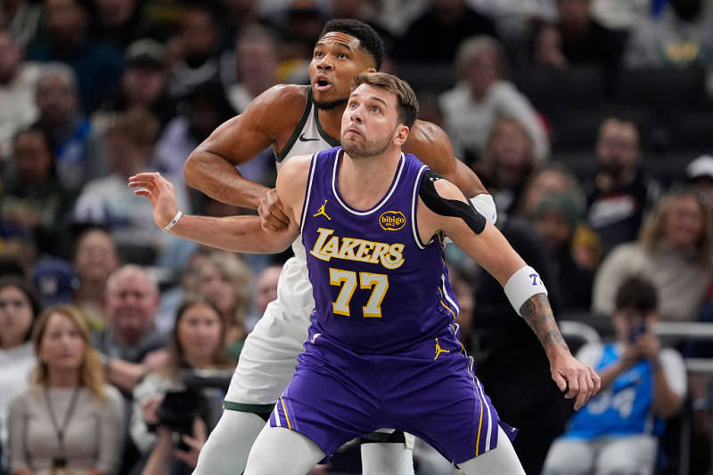 Lakers pip Bucks at home image