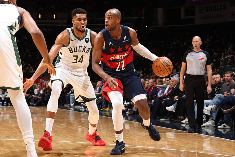 McCollum, Middleton lead Wizards past Bucks image