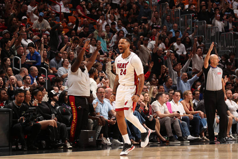 Heat overpower Clippers in blowout win at home image