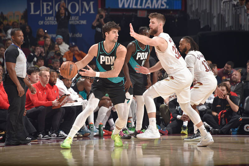 Blazers upset Cavs, snap losing skid image