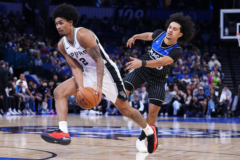 Spurs fend off late Magic push image