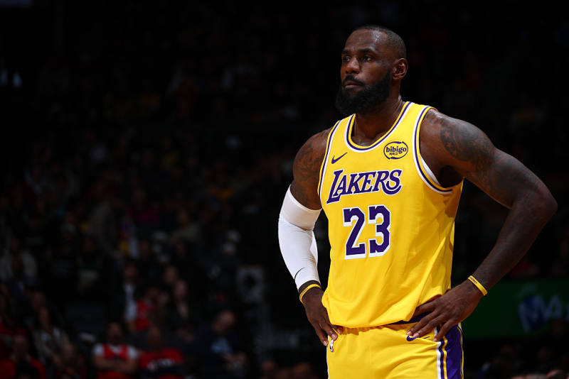 LeBron James’ double-digit scoring streak ends in Lakers’ win vs Raptors image