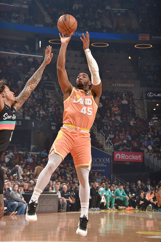 Cavaliers bounce back, dominate Spurs at home image