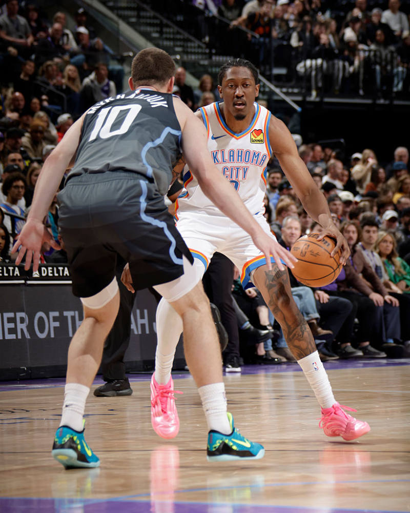 Thunder crushes Jazz, extends win streak to 15 image