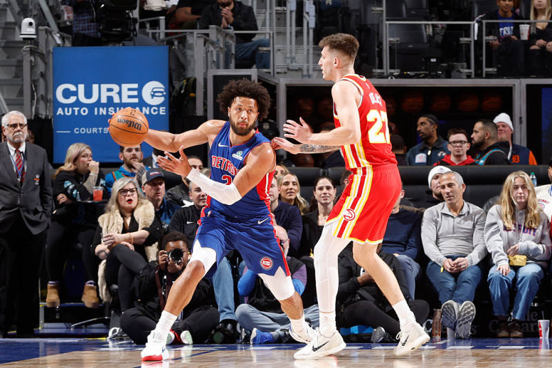 Pistons overwhelm Hawks to strengthen East lead image