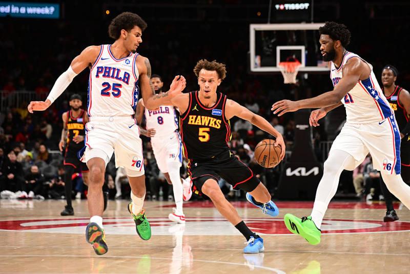 Daniels leads Hawks past Sixers in thriller image
