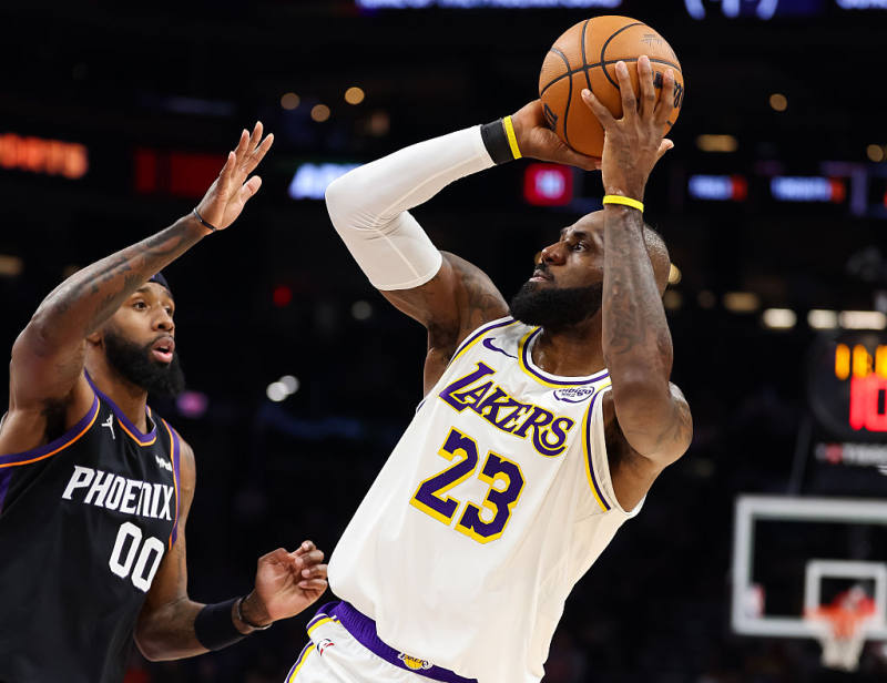 Lakers survive Phoenix's late scare image