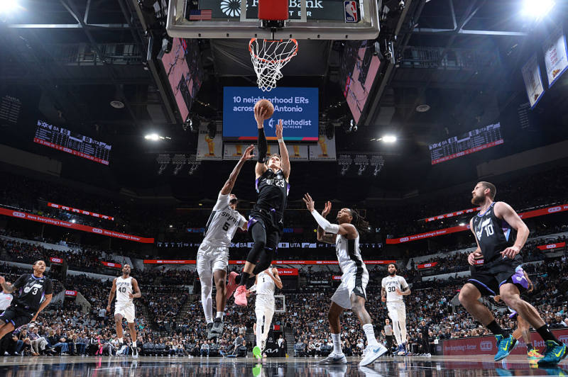 Jazz upsets Spurs, snaps eight-game win streak image