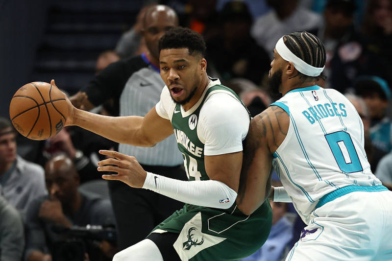 Bucks top shorthanded Hornets behind Giannis, Portis image