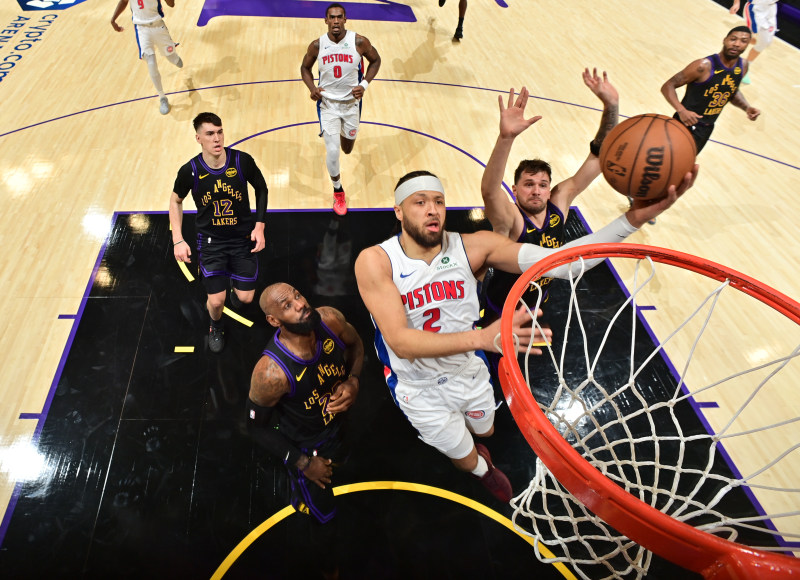 East-leading Pistons pull away late, thrash Lakers image