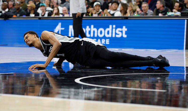 Wemby avoids serious knee injury in Spurs’ win over Knicks image