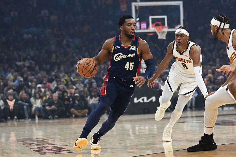 Donovan Mitchell explodes for 33 as Cavaliers outlast shorthanded Nuggets image