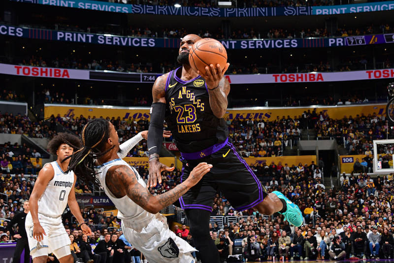 Lakers return to winning column in thrilling victory over Grizzlies image
