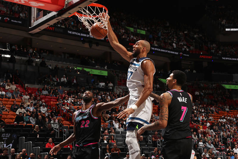 Wolves explode in 4th quarter; beats Heat image