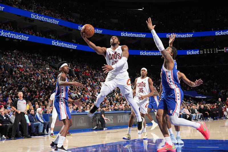 Mitchell scores 35 as Cavs trample Sixers image