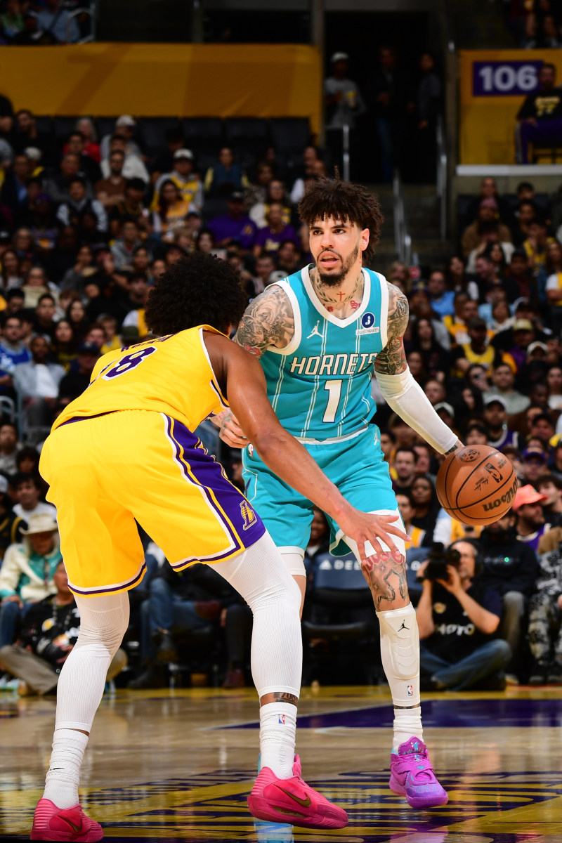LaMelo Ball erupts for 30 as Hornets stun Lakers image