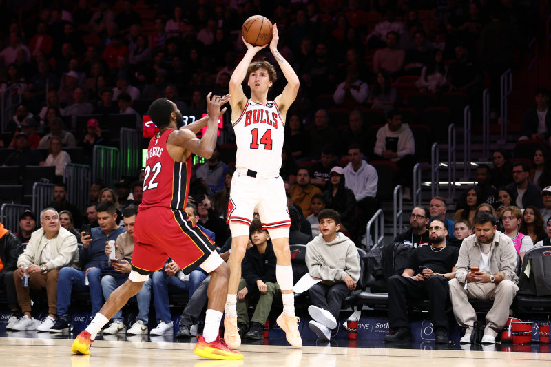 Buzelis comes up clutch as Bulls hold off Heat image