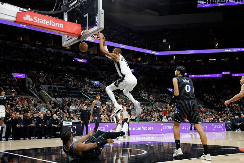 Spurs snap Magic's streak with 112-103 victory behind Wembanyama image