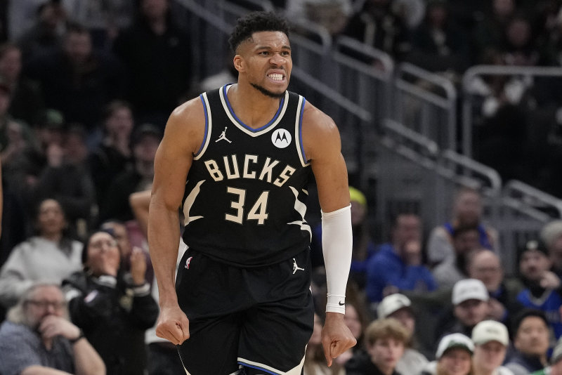Reports: Bucks making counteroffers as Giannis Antetokounmpo trade talks heat up image