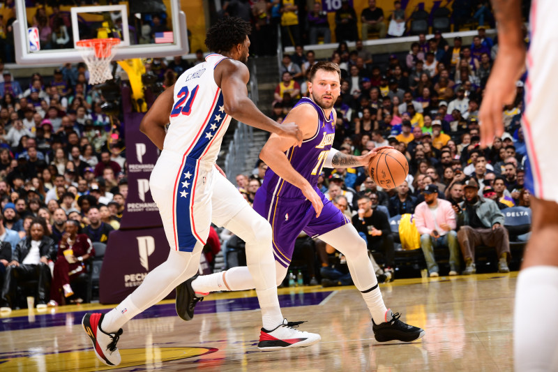 Luka Doncic leaves the Lakers’ game against the 76ers with an apparent leg injury image