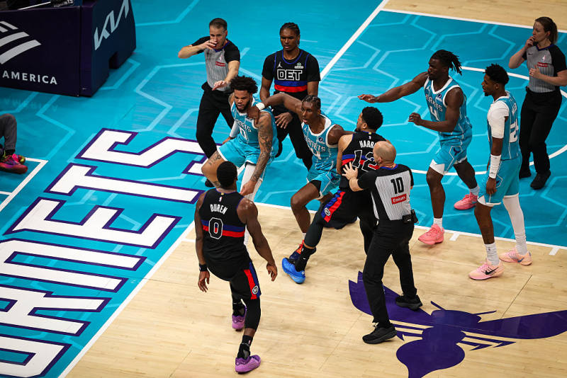Four players ejected as massive brawl erupts in Pistons-Hornets image