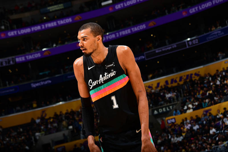 Wemby erupts for 40 as Spurs crush undermanned Lakers image