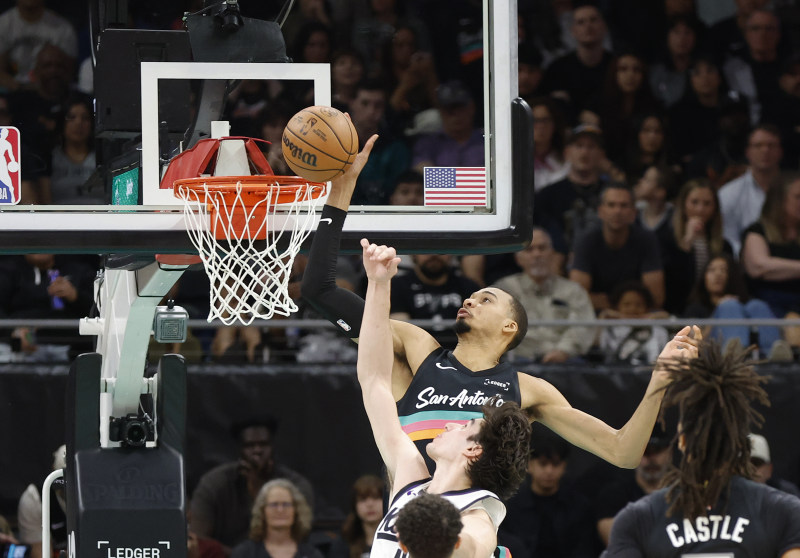 Wembanyama powers Spurs past Kings for 8th straight win, 139-122 image