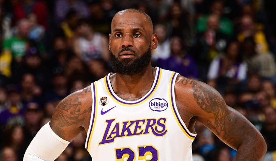 LeBron James reaches 1,600 career regular-season games image