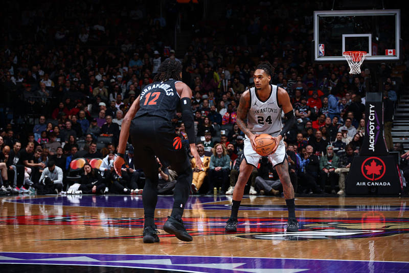 Spurs extend win streak to 10 after stunning comeback vs Raptors image