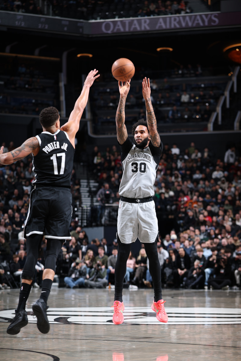 Spurs crush Nets to extend win streak to 11 games image