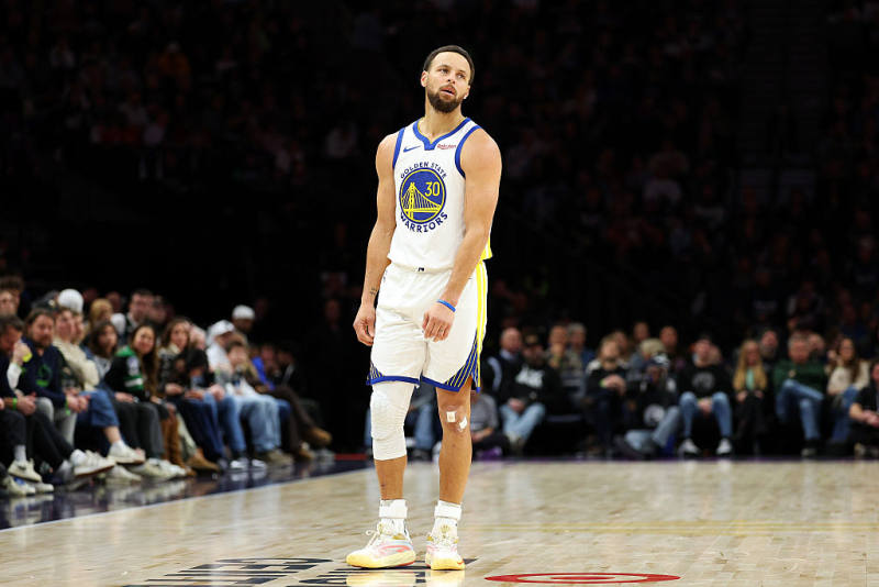 Curry out at least 10 more days with knee issue image