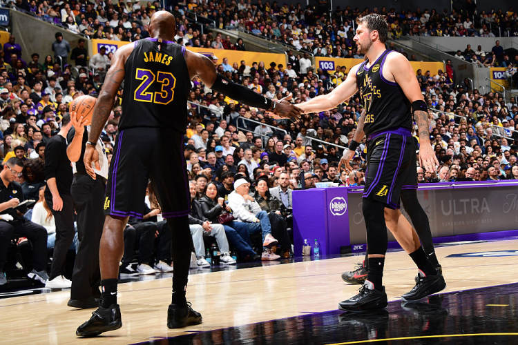 Doncic erupts for 42 as Lakers clinch playoff spot with Cavs victory  image