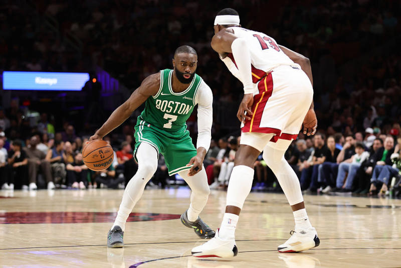 Brown scores 43 as Celtics run away from Heat image