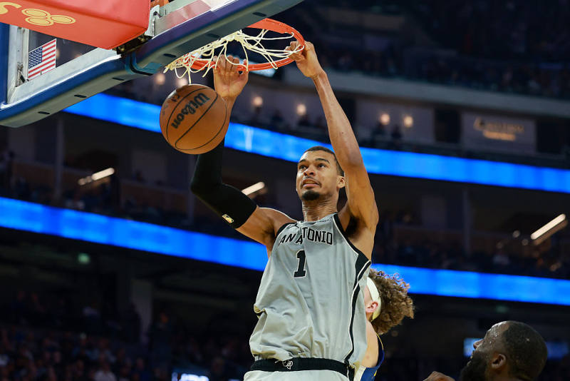 Spurs dominate Warriors for 10th straight win image