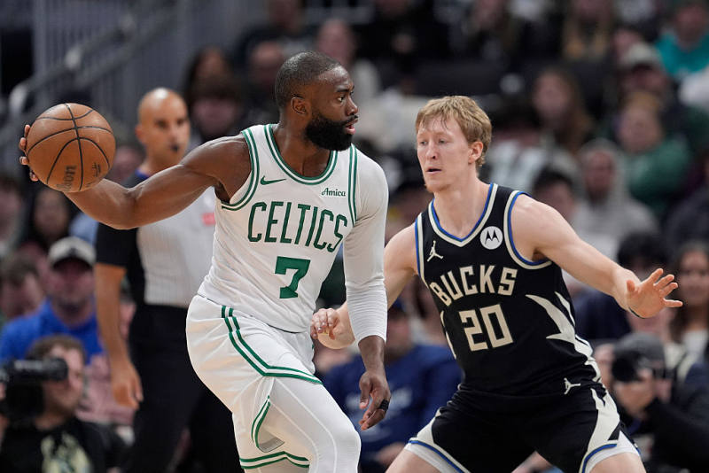 Celtics roll past Bucks behind Brown, Tatum image