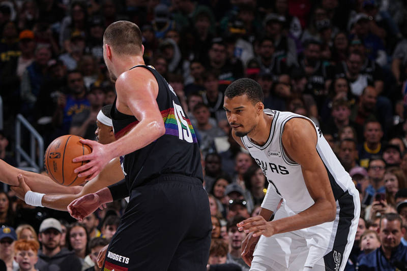 Jokic scores 40 as red-hot Nuggets end Spurs' 11-game win streak image