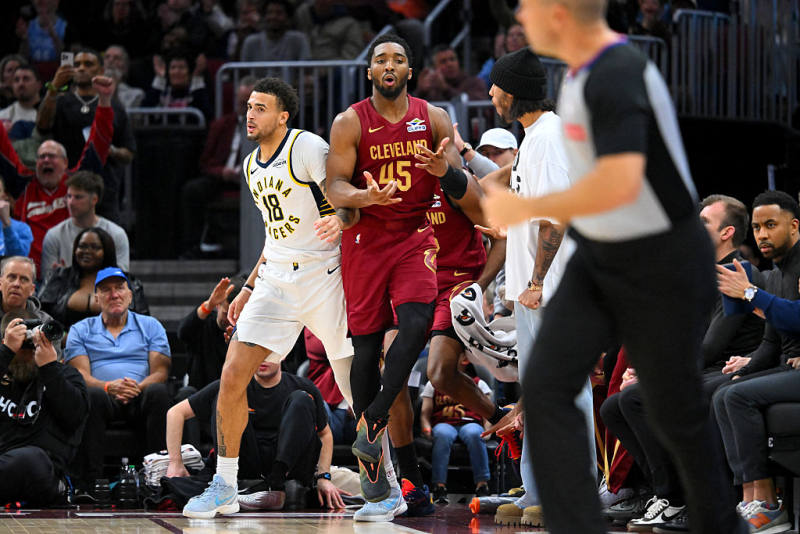 Donovan Mitchell scores 38 as Cavs win image