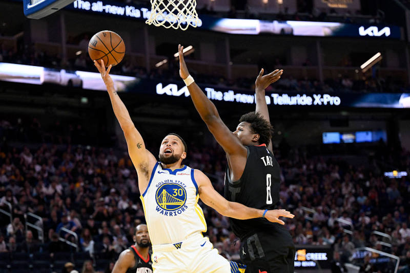 Curry shines in return despite Warriors loss image