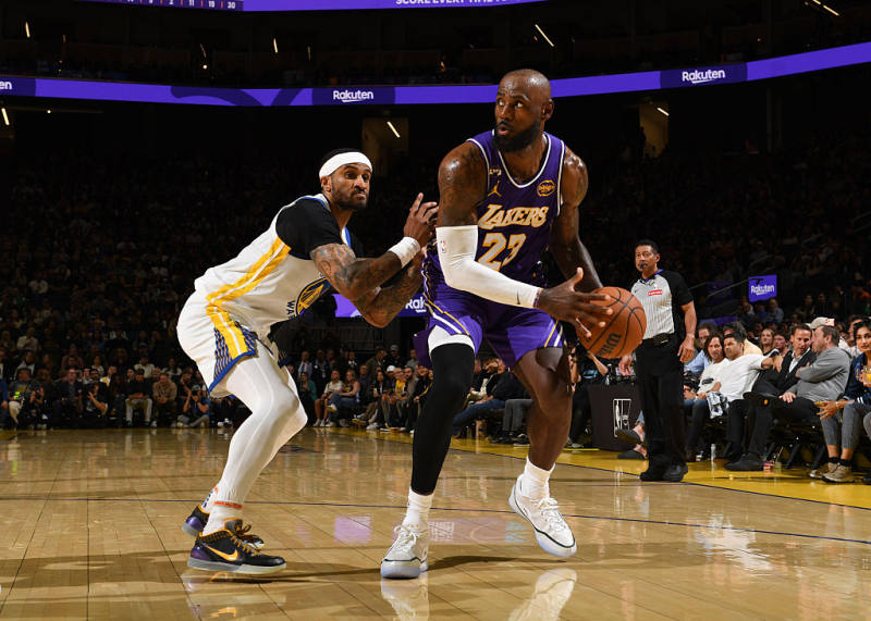 Lakers pull away late to beat short-handed Warriors, snap skid image