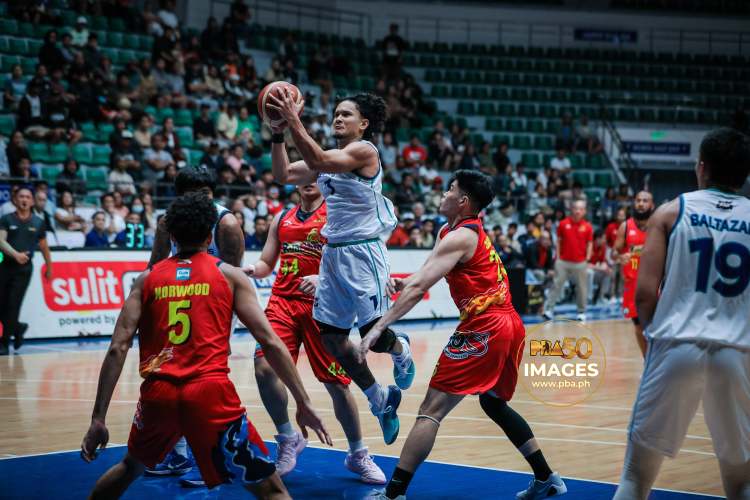 AT THE HALF: Elasto Painters lead FiberXers 61-54 image