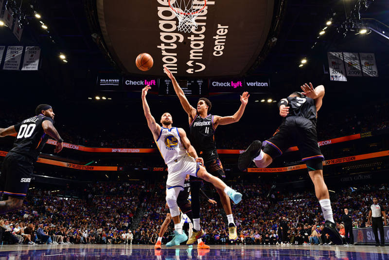 AT THE HALF: No. 7 Phoenix leads No. 10 Golden State 50-45 in NBA Play-In Game image