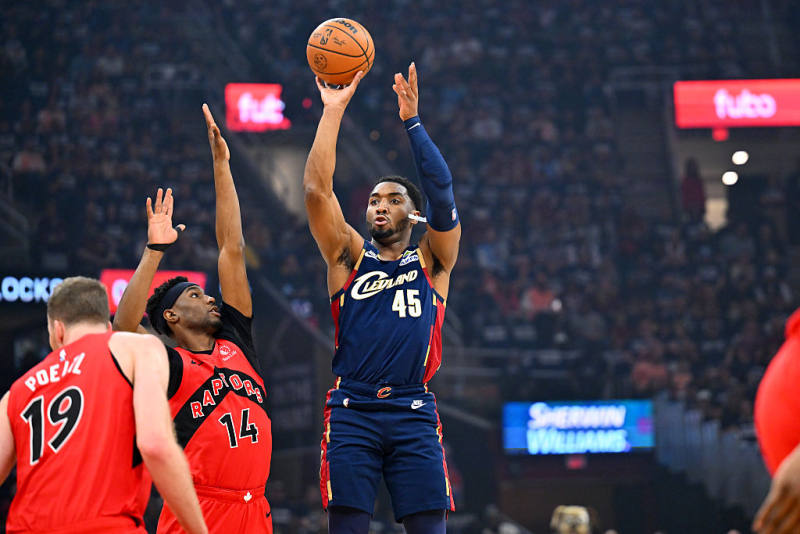 Mitchell scores 32 as Cavaliers defeat Raptors 126-113 in Game 1 of East first-round series image