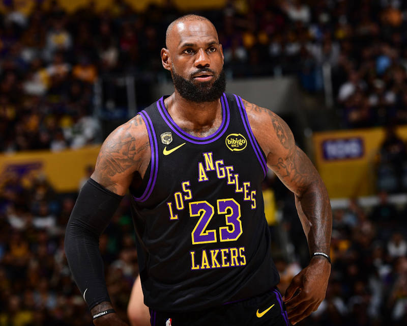 AT THE HALF: Lakers lead Rockets 54-51 in Game 2 image